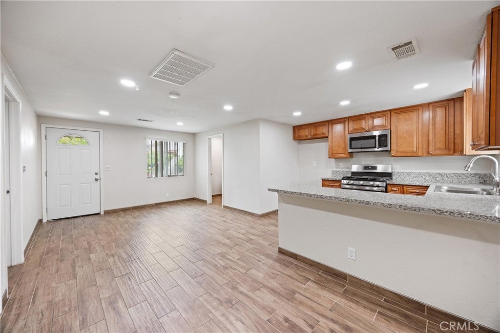 Downey, California, 90242, United States, 7 Bedrooms Bedrooms, ,6 BathroomsBathrooms,Residential,Contingent,1829948
