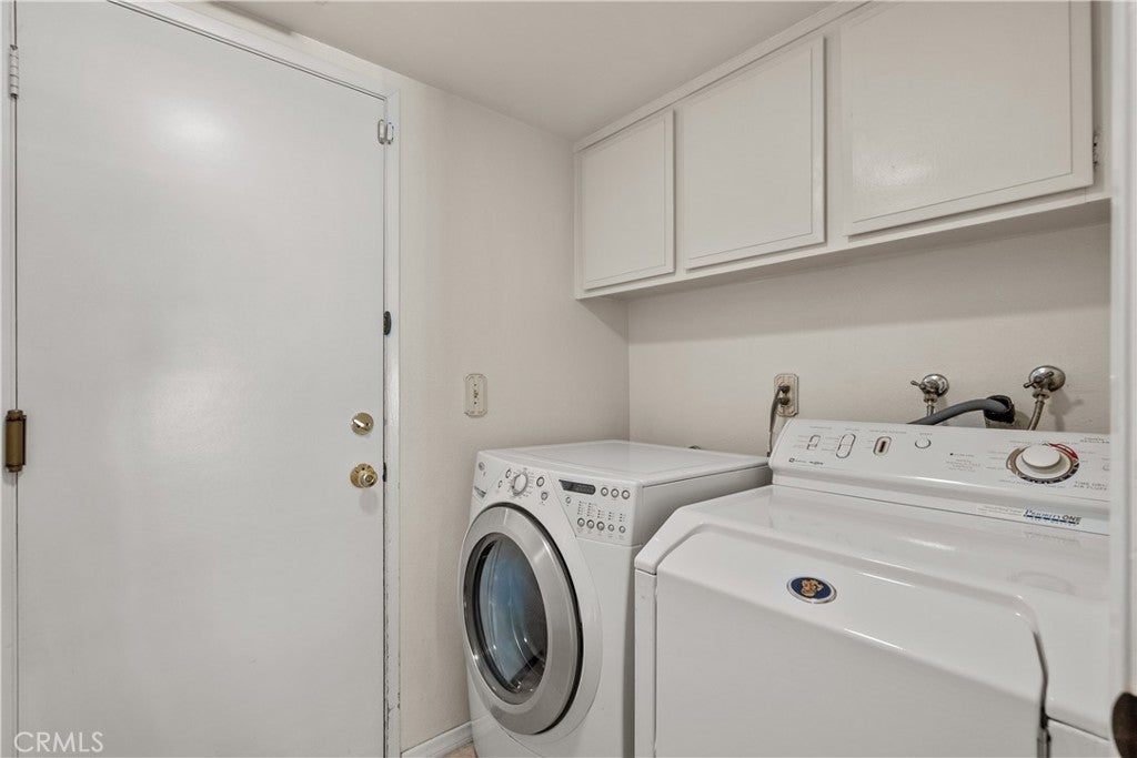 Northridge, California, 91324, United States, 5 Bedrooms Bedrooms, ,4 BathroomsBathrooms,Residential,Active,1952628