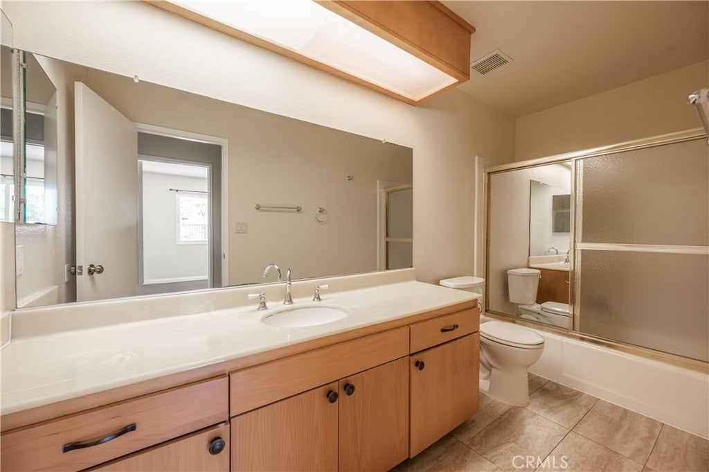 Burbank, California, 91501, United States, 5 Bedrooms Bedrooms, ,5 BathroomsBathrooms,Residential,Active,1943797