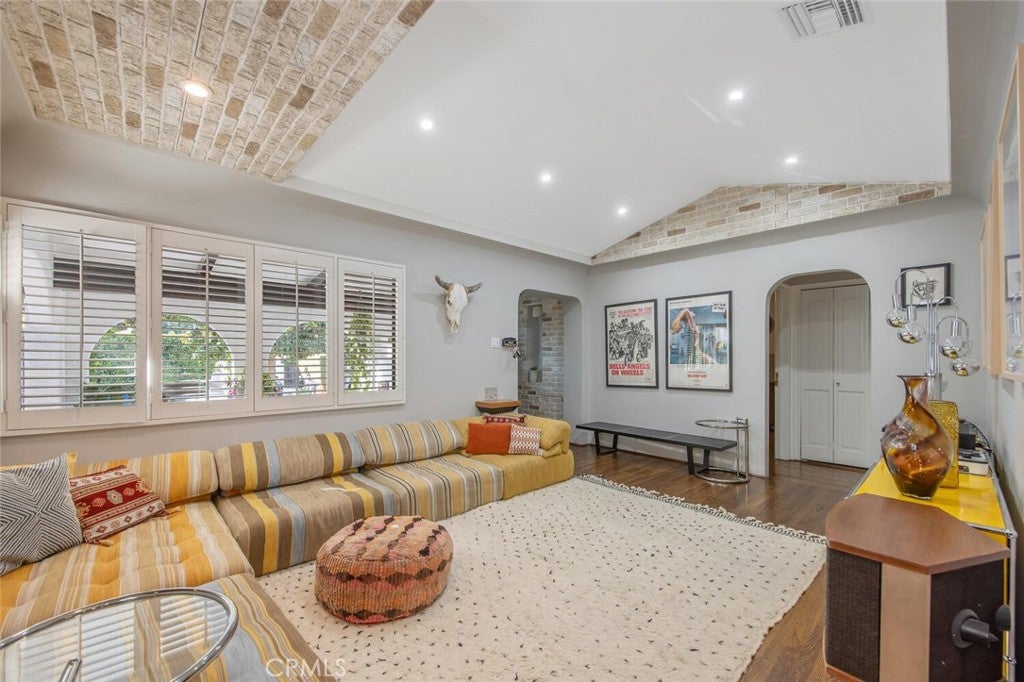 North Hollywood, California, 91602, United States, 4 Bedrooms Bedrooms, ,2 BathroomsBathrooms,Residential,Active,1954309