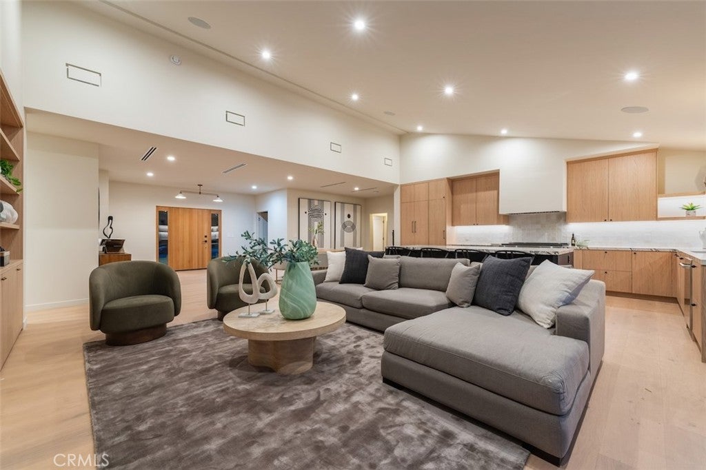 Northridge, California, 91325, United States, 4 Bedrooms Bedrooms, ,4 BathroomsBathrooms,Residential,Active,2030583
