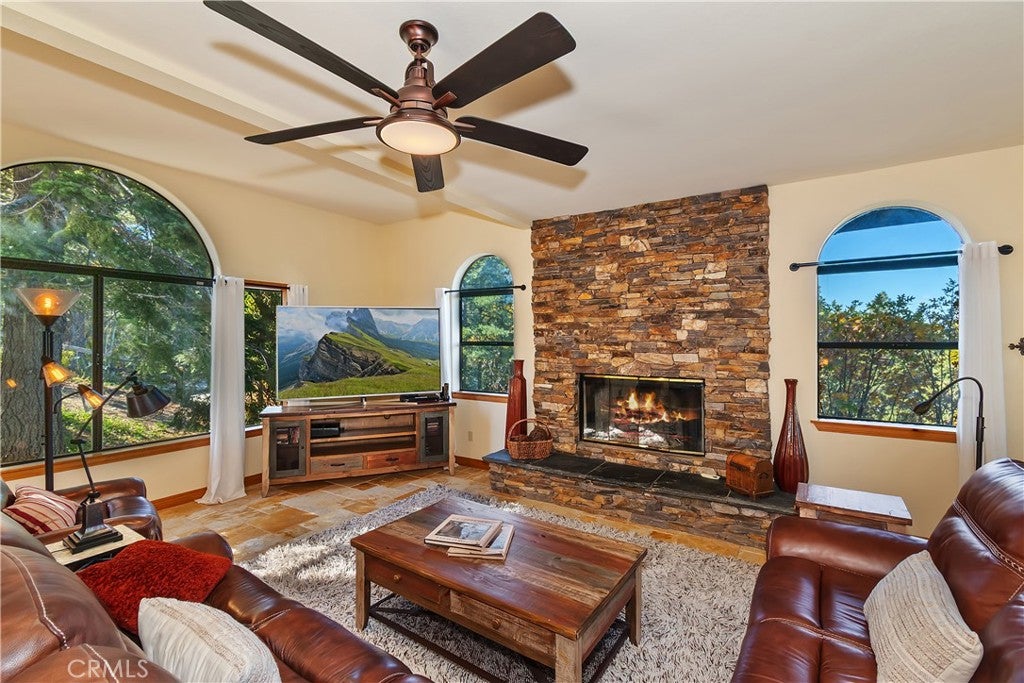 Lake Arrowhead, California, 92352, United States, 4 Bedrooms Bedrooms, ,3 BathroomsBathrooms,Residential,Active,1998581