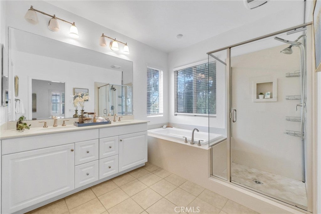 Irvine, California, 92618, United States, 3 Bedrooms Bedrooms, ,3 BathroomsBathrooms,Residential,Contingent,1986914