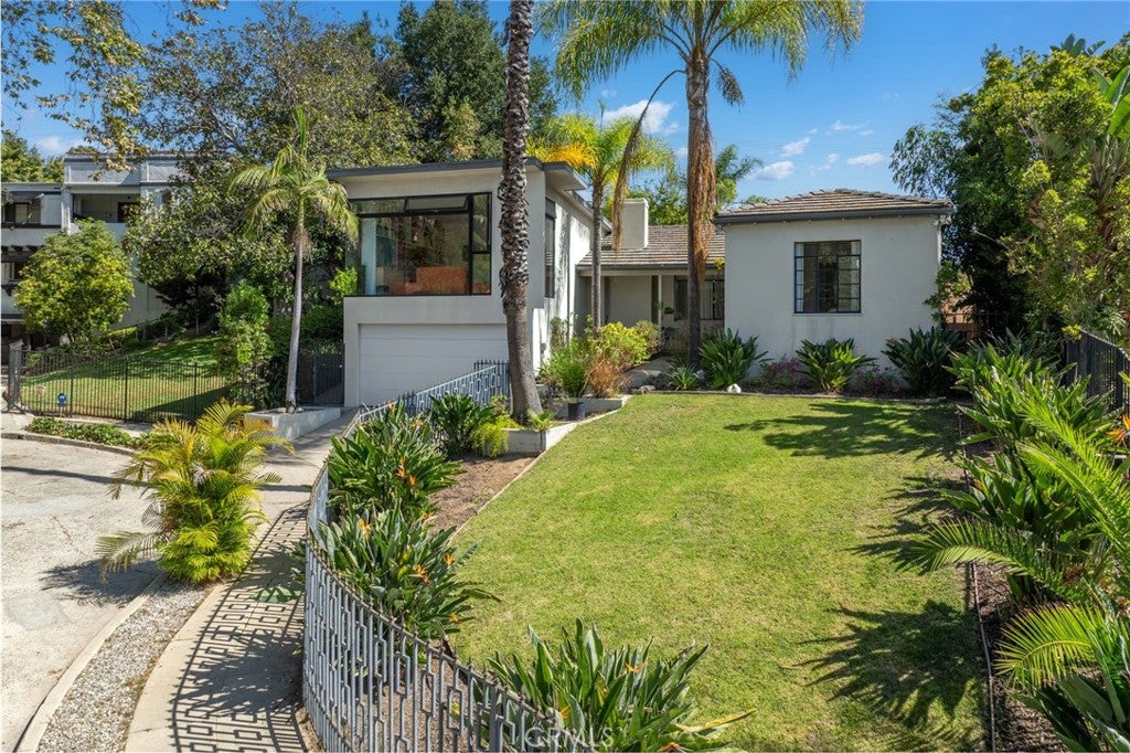 Los Angeles, California, 90027, United States, 3 Bedrooms Bedrooms, ,2 BathroomsBathrooms,Residential,Active,1953705