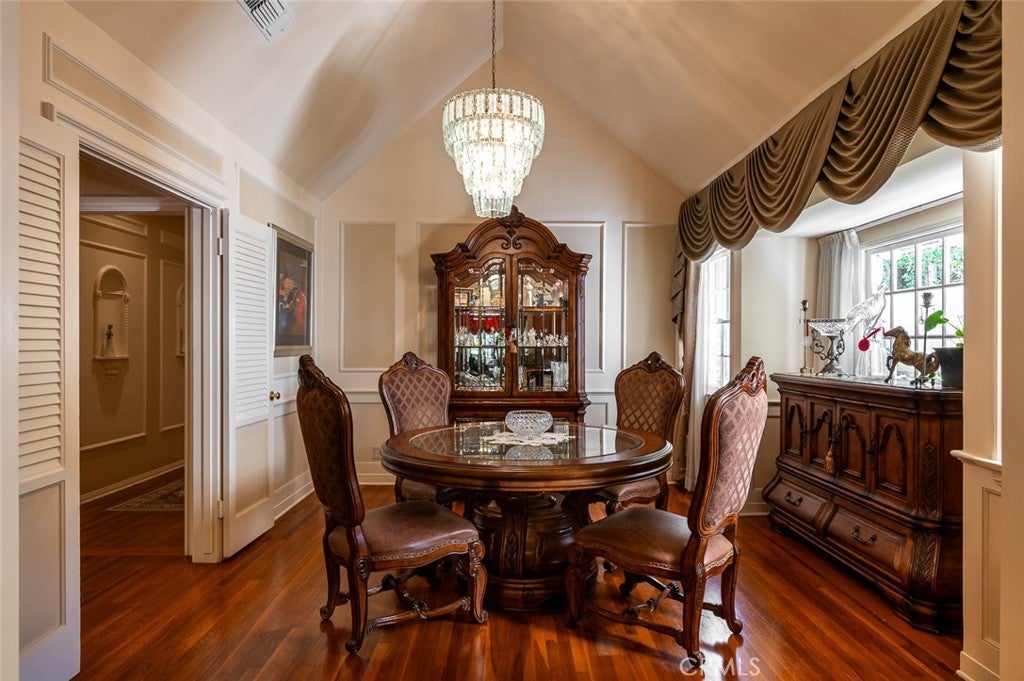 Glendale, California, 91207, United States, 4 Bedrooms Bedrooms, ,4 BathroomsBathrooms,Residential,Active,1945087