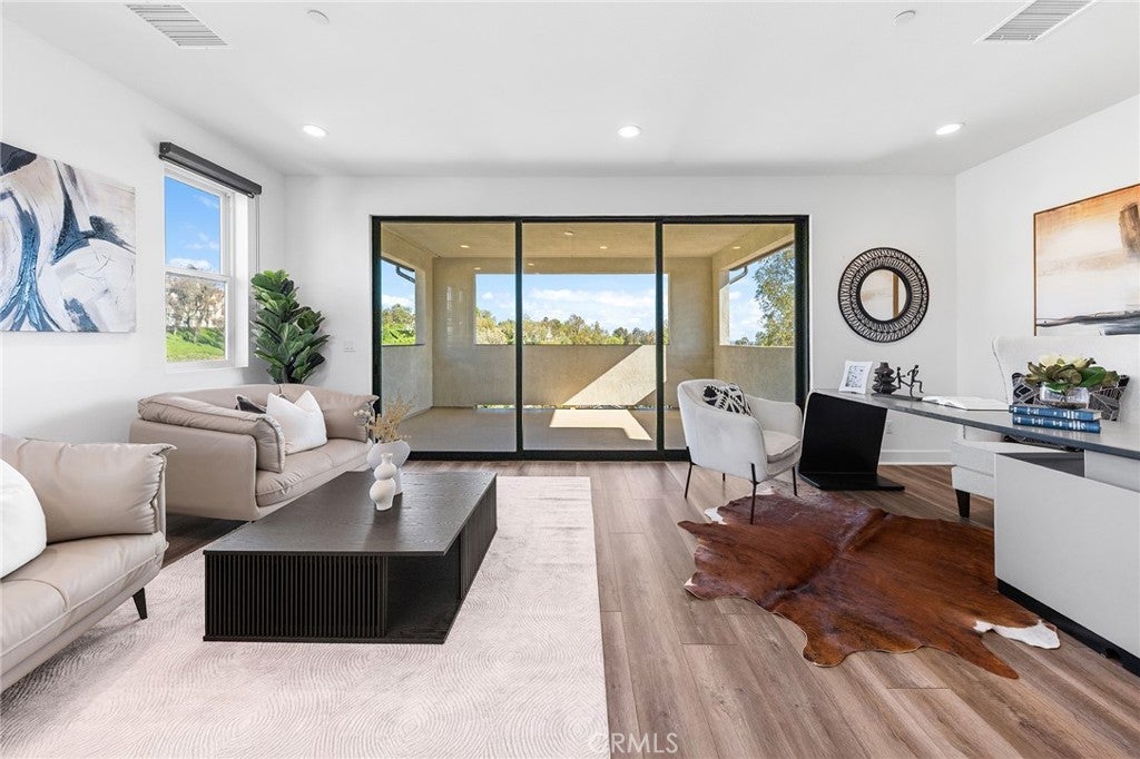 Lake Forest, California, 92630, United States, 5 Bedrooms Bedrooms, ,6 BathroomsBathrooms,Residential,Active,1801044