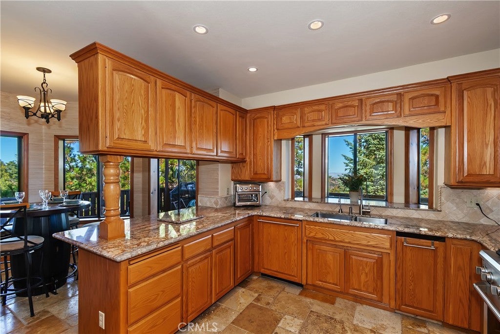 Lake Arrowhead, California, 92352, United States, 4 Bedrooms Bedrooms, ,3 BathroomsBathrooms,Residential,Active,1998581