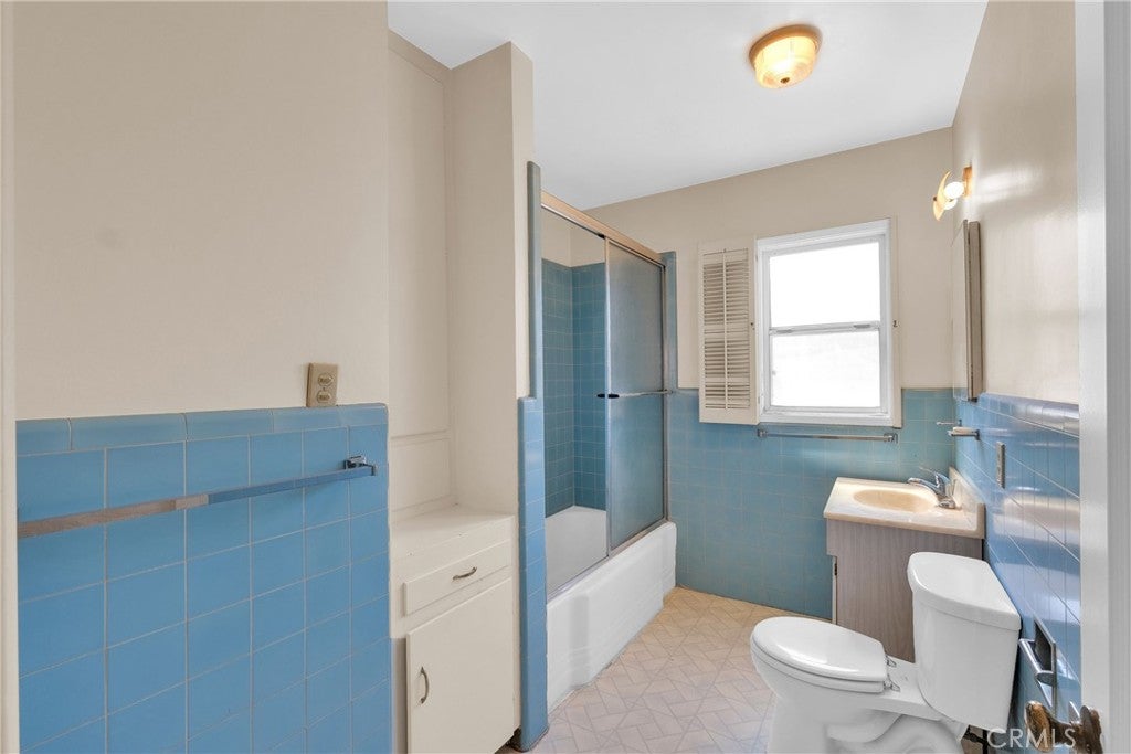 Los Angeles, California, 90039, United States, 4 Bedrooms Bedrooms, ,3 BathroomsBathrooms,Residential,Active,1892396