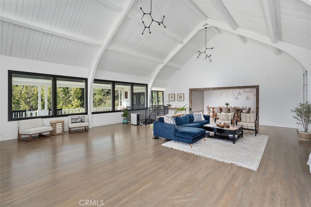 Agoura Hills, California, 91301, United States, 4 Bedrooms Bedrooms, ,5 BathroomsBathrooms,Residential,Active,1966025