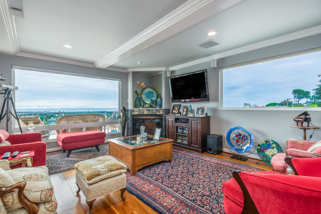 Ventura, California, 93001, United States, 2 Bedrooms Bedrooms, ,3 BathroomsBathrooms,Residential,Active,1944022