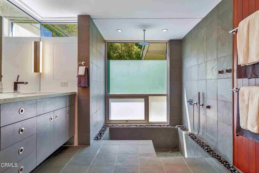 Pasadena, California, 91107, United States, 5 Bedrooms Bedrooms, ,5 BathroomsBathrooms,Residential,Active,1941341