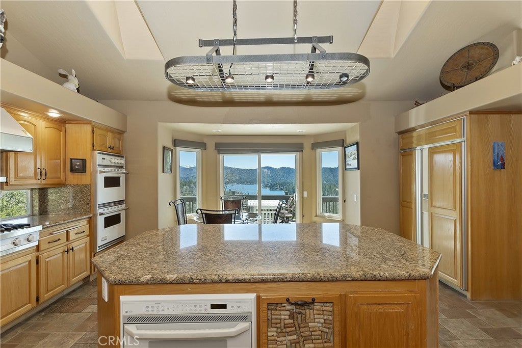 Lake Arrowhead, California, 92352, United States, ,5 BathroomsBathrooms,Residential,Active,1781875