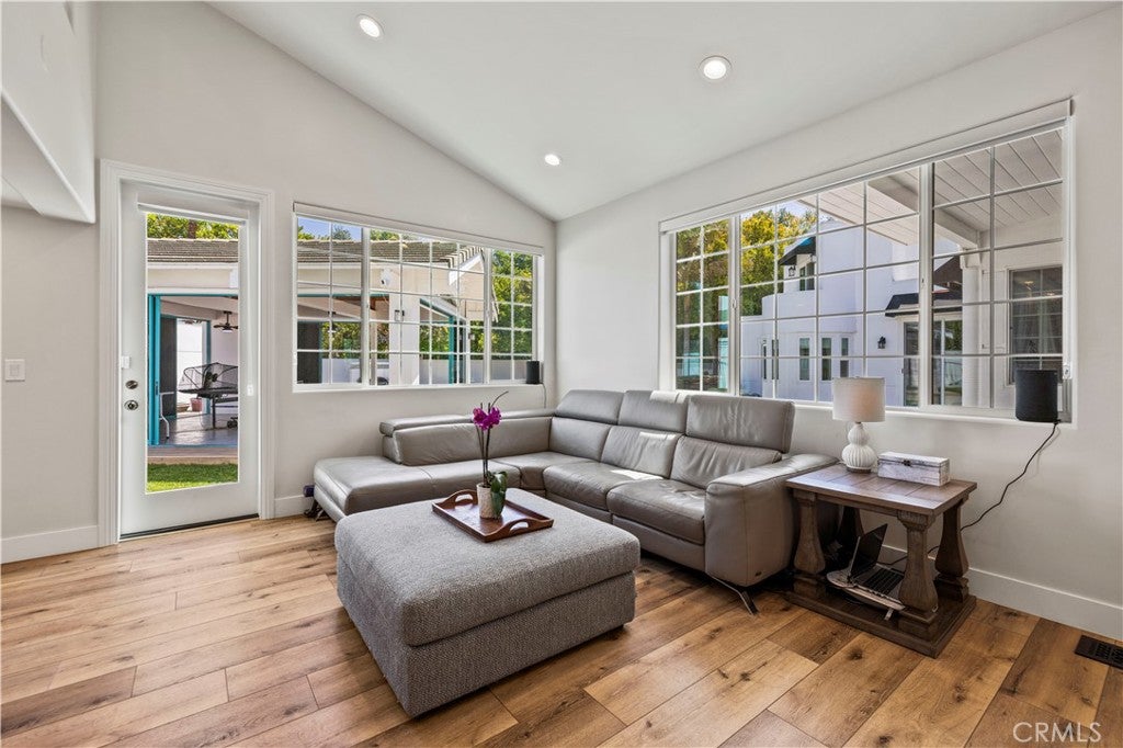 Northridge, California, 91325, United States, 4 Bedrooms Bedrooms, ,4 BathroomsBathrooms,Residential,Active,1936096