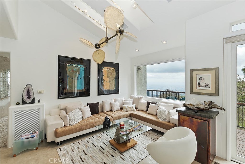 Lake Arrowhead, California, 92352, United States, 2 Bedrooms Bedrooms, ,3 BathroomsBathrooms,Residential,Active,1988419