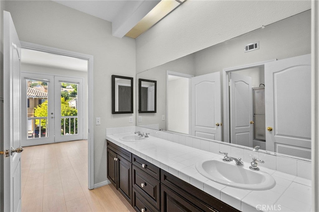 Canoga Park, California, 91304, United States, 5 Bedrooms Bedrooms, ,5 BathroomsBathrooms,Residential,Active,2006939