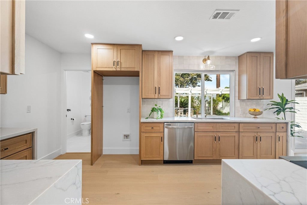 Huntington Beach, California, 92646, United States, 4 Bedrooms Bedrooms, ,5 BathroomsBathrooms,Residential,Active,1969639