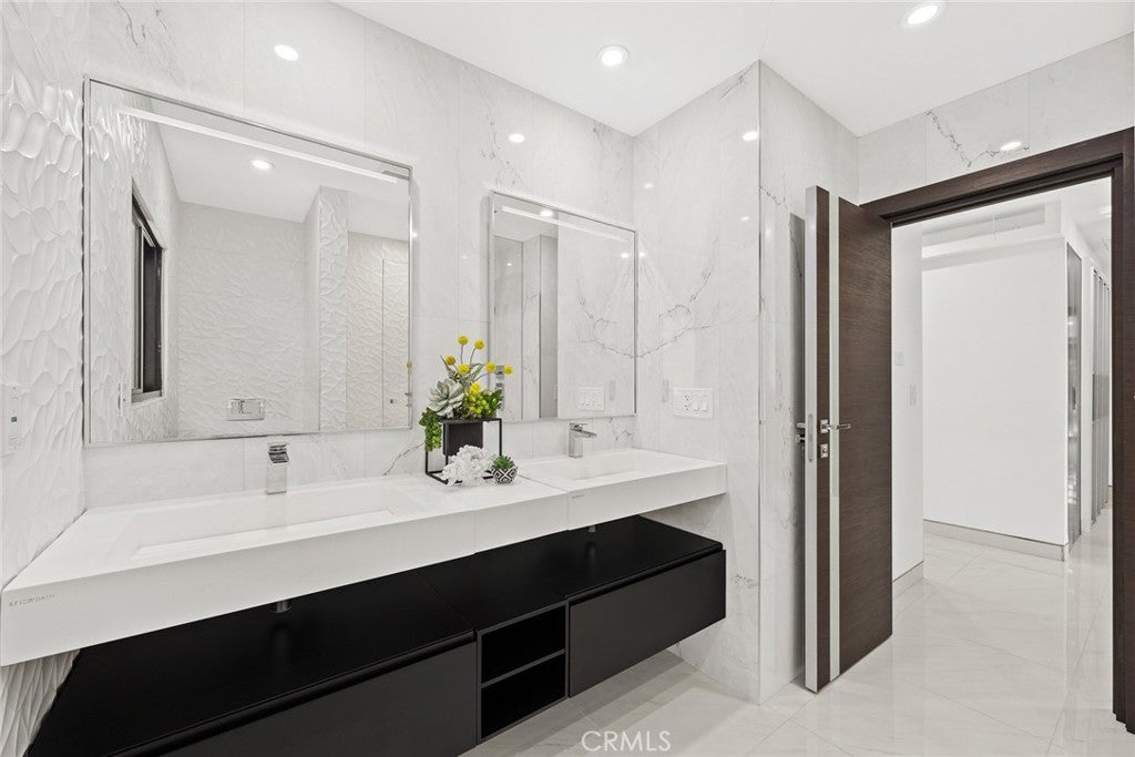 San Marino, California, 91108, United States, 4 Bedrooms Bedrooms, ,4 BathroomsBathrooms,Residential,Active,1909089