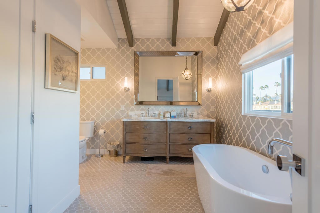 Ventura, California, 93001, United States, 3 Bedrooms Bedrooms, ,3 BathroomsBathrooms,Residential,Contingent,1944076
