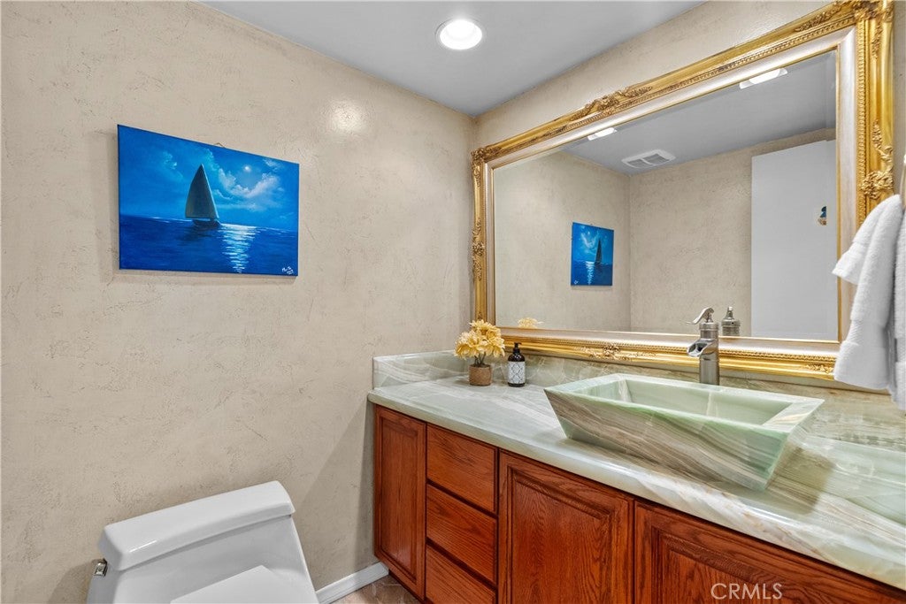 Northridge, California, 91324, United States, 5 Bedrooms Bedrooms, ,4 BathroomsBathrooms,Residential,Active,1952628