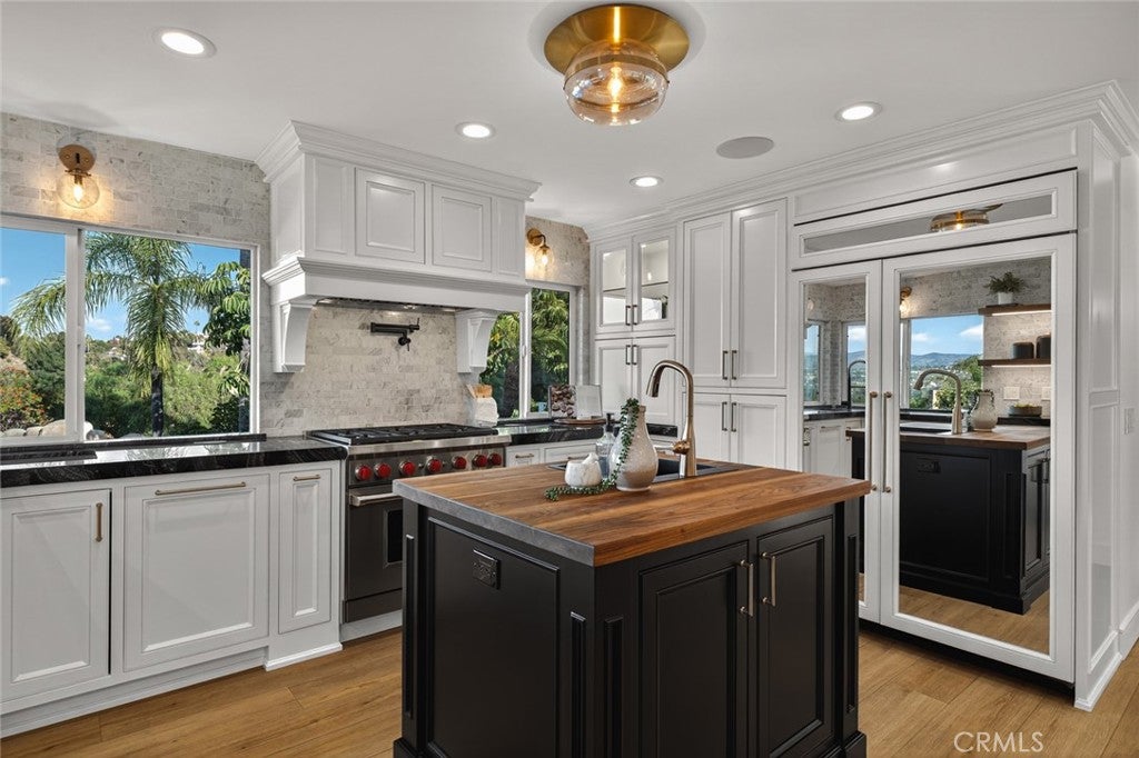 Anaheim, California, 92807, United States, 4 Bedrooms Bedrooms, ,3 BathroomsBathrooms,Residential,Active,1990042