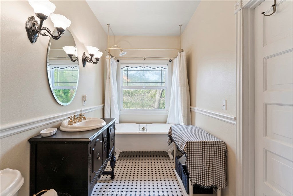 Lake Arrowhead, California, 92352, United States, 4 Bedrooms Bedrooms, ,4 BathroomsBathrooms,Residential,Active,2007295