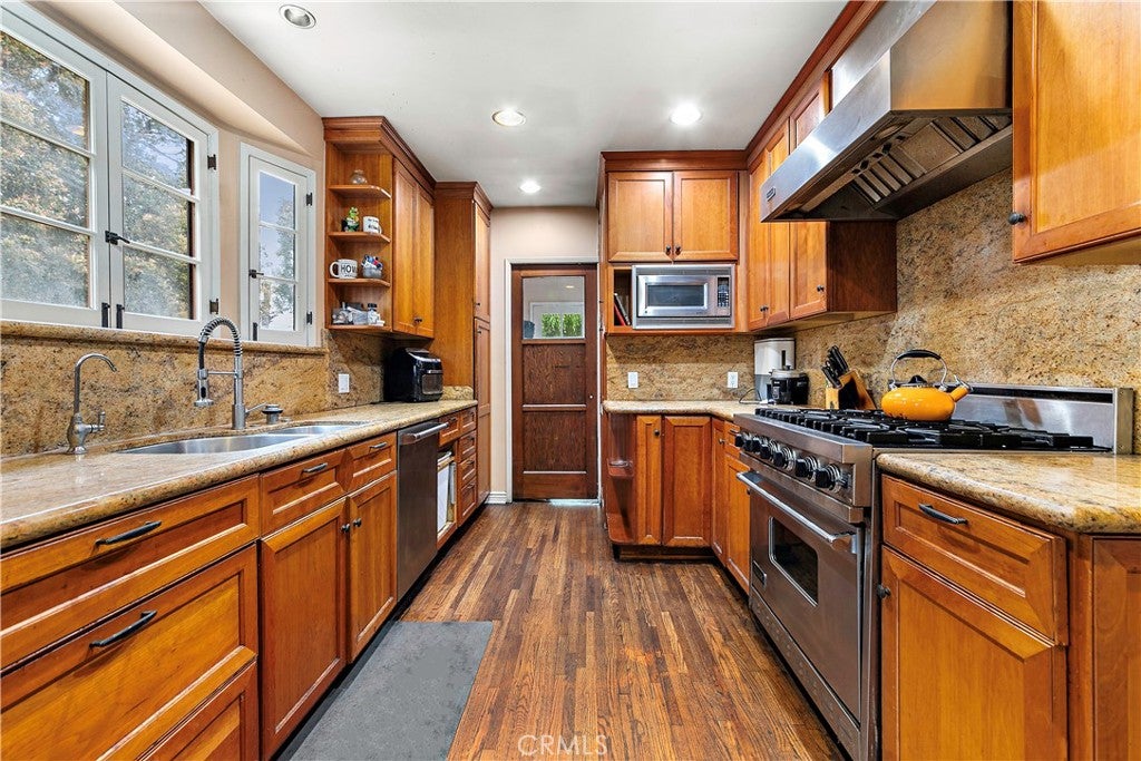 Los Angeles, California, 90035, United States, 3 Bedrooms Bedrooms, ,2 BathroomsBathrooms,Residential,Active,1922738