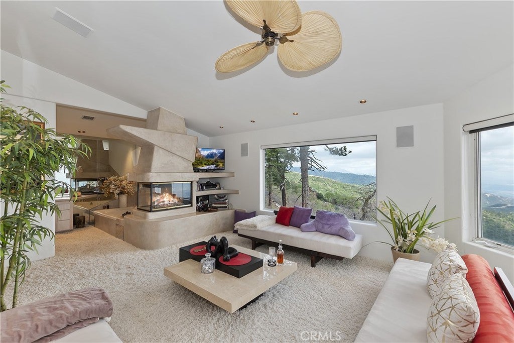 Lake Arrowhead, California, 92352, United States, 2 Bedrooms Bedrooms, ,3 BathroomsBathrooms,Residential,Active,1988419