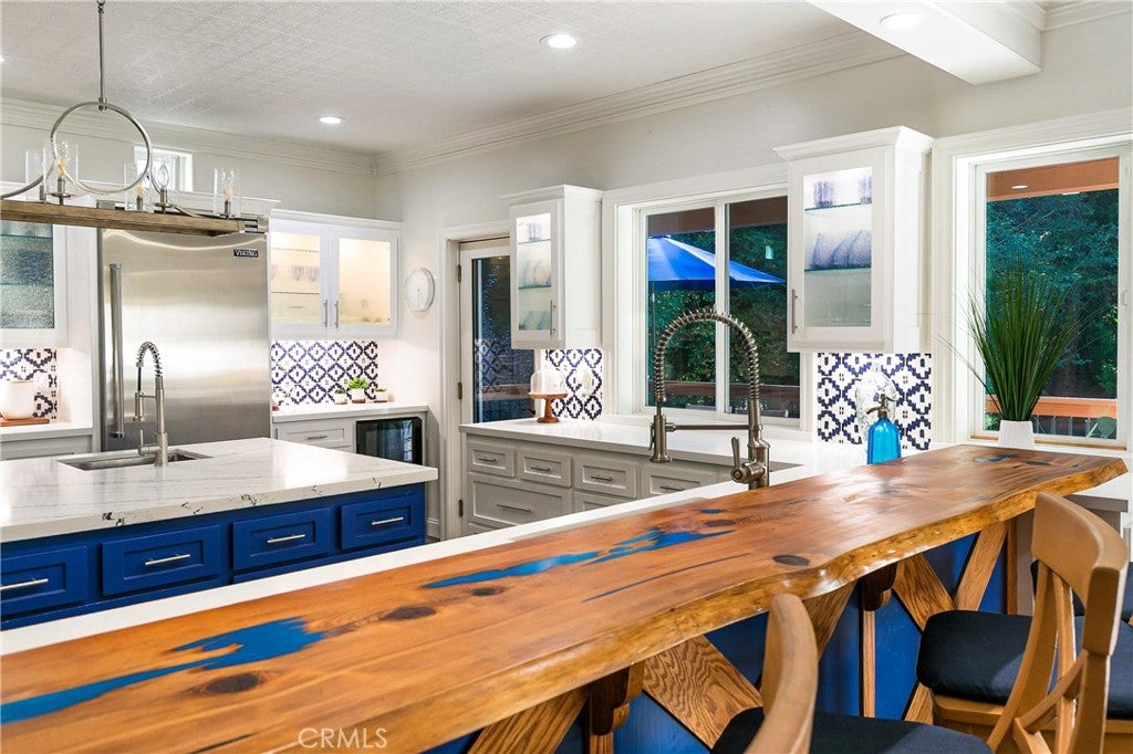 Lake Arrowhead, California, 92352, United States, 2 Bedrooms Bedrooms, ,3 BathroomsBathrooms,Residential,Active,1945074