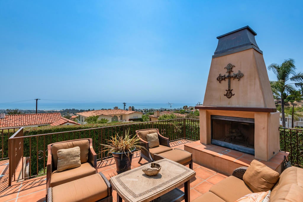 Ventura, California, 93001, United States, 3 Bedrooms Bedrooms, ,3 BathroomsBathrooms,Residential,Active,1944044
