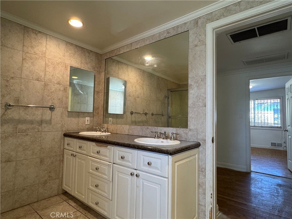 Los Angeles, California, 90036, United States, 5 Bedrooms Bedrooms, ,4 BathroomsBathrooms,Residential,Active,1952991