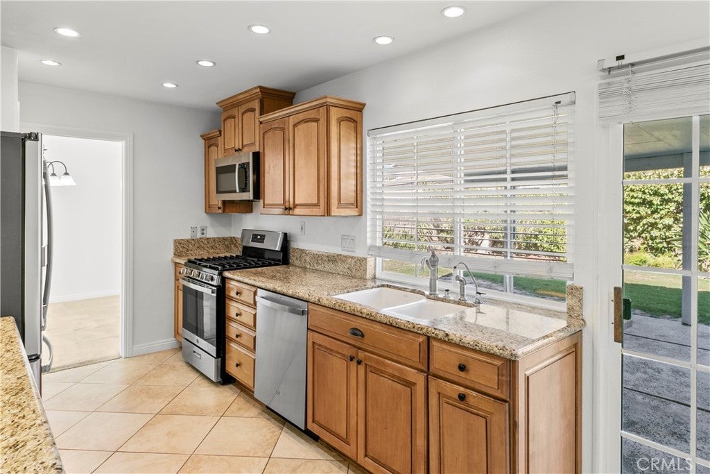 Fountain Valley, California, 92708, United States, 4 Bedrooms Bedrooms, ,3 BathroomsBathrooms,Residential,Active,1922326