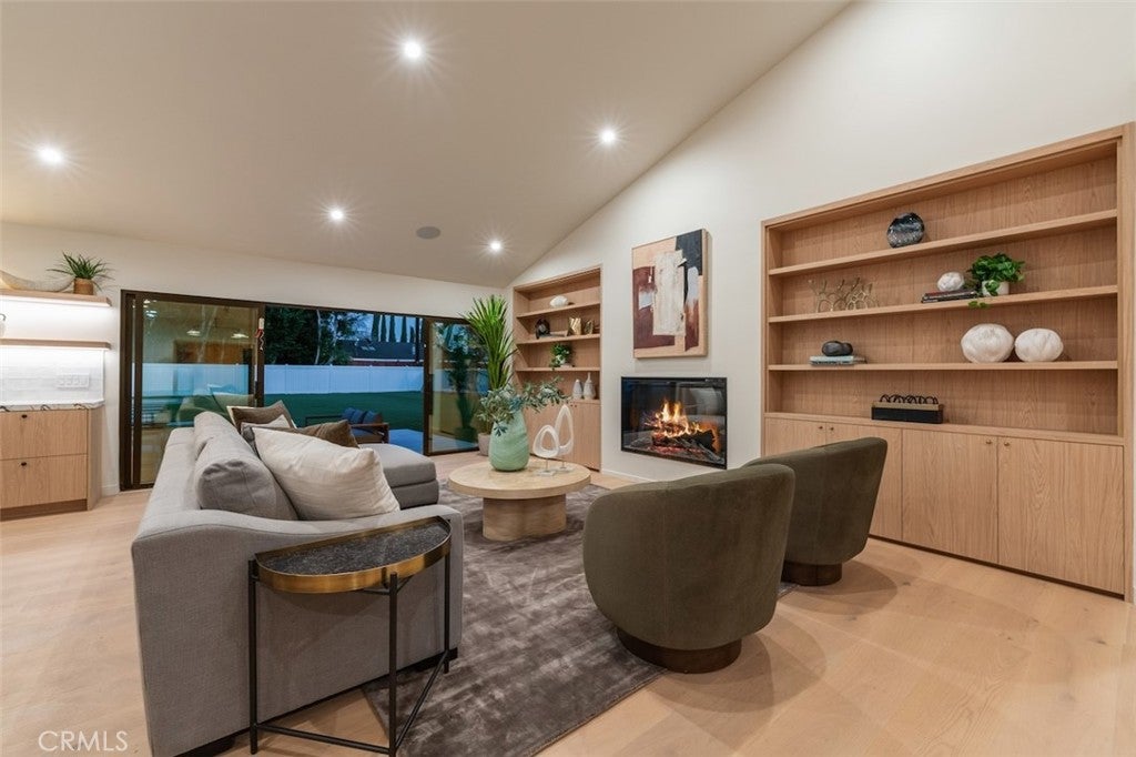 Northridge, California, 91325, United States, 4 Bedrooms Bedrooms, ,4 BathroomsBathrooms,Residential,Active,2030583