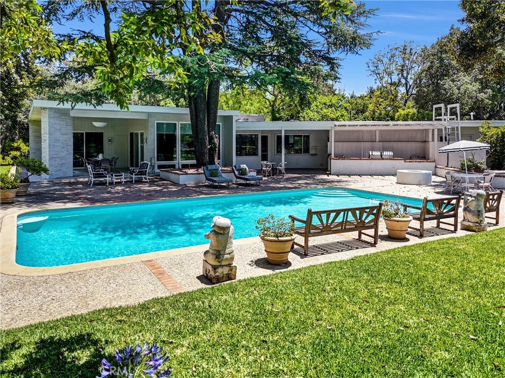 Pasadena, California, 91106, United States, 6 Bedrooms Bedrooms, ,9 BathroomsBathrooms,Residential,Active,1898207