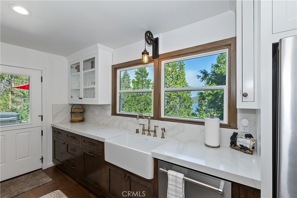 Lake Arrowhead, California, 92352, United States, 4 Bedrooms Bedrooms, ,3 BathroomsBathrooms,Residential,Active,1786792