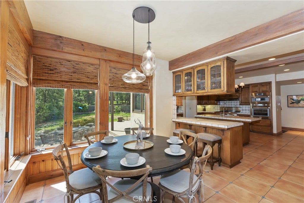 Lake Arrowhead, California, 92352, United States, 4 Bedrooms Bedrooms, ,5 BathroomsBathrooms,Residential,Active,1897983