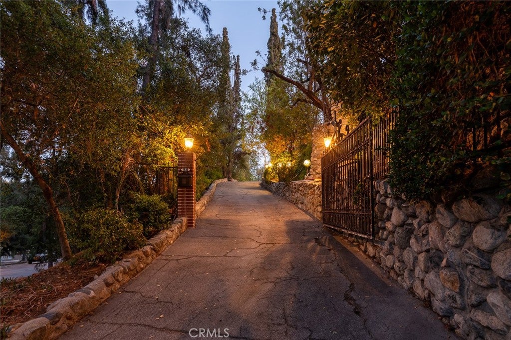 Glendale, California, 91207, United States, 4 Bedrooms Bedrooms, ,4 BathroomsBathrooms,Residential,Active,1945087