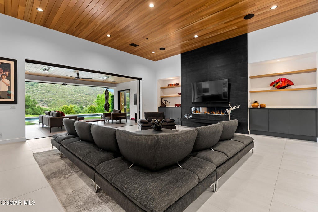 Westlake Village, California, 91361, United States, 4 Bedrooms Bedrooms, ,6 BathroomsBathrooms,Residential,Active,1989774