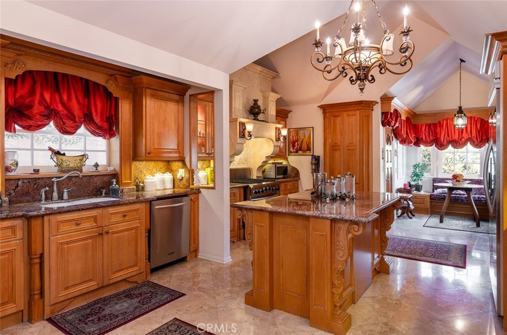 Glendale, California, 91207, United States, 4 Bedrooms Bedrooms, ,4 BathroomsBathrooms,Residential,Active,1945087