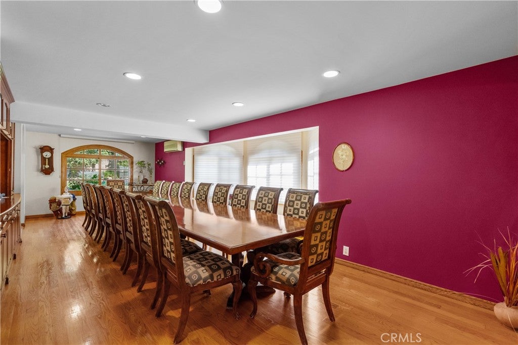 Northridge, California, 91324, United States, 5 Bedrooms Bedrooms, ,4 BathroomsBathrooms,Residential,Active,1952628