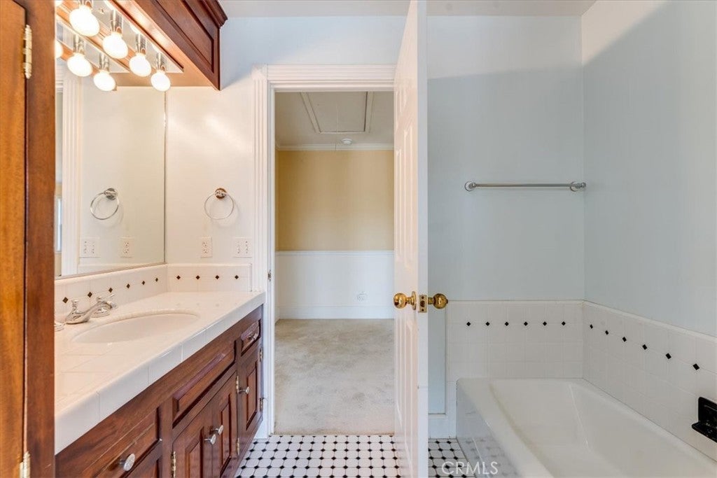 Paso Robles, California, 93446, United States, 4 Bedrooms Bedrooms, ,5 BathroomsBathrooms,Residential,Active,2016421