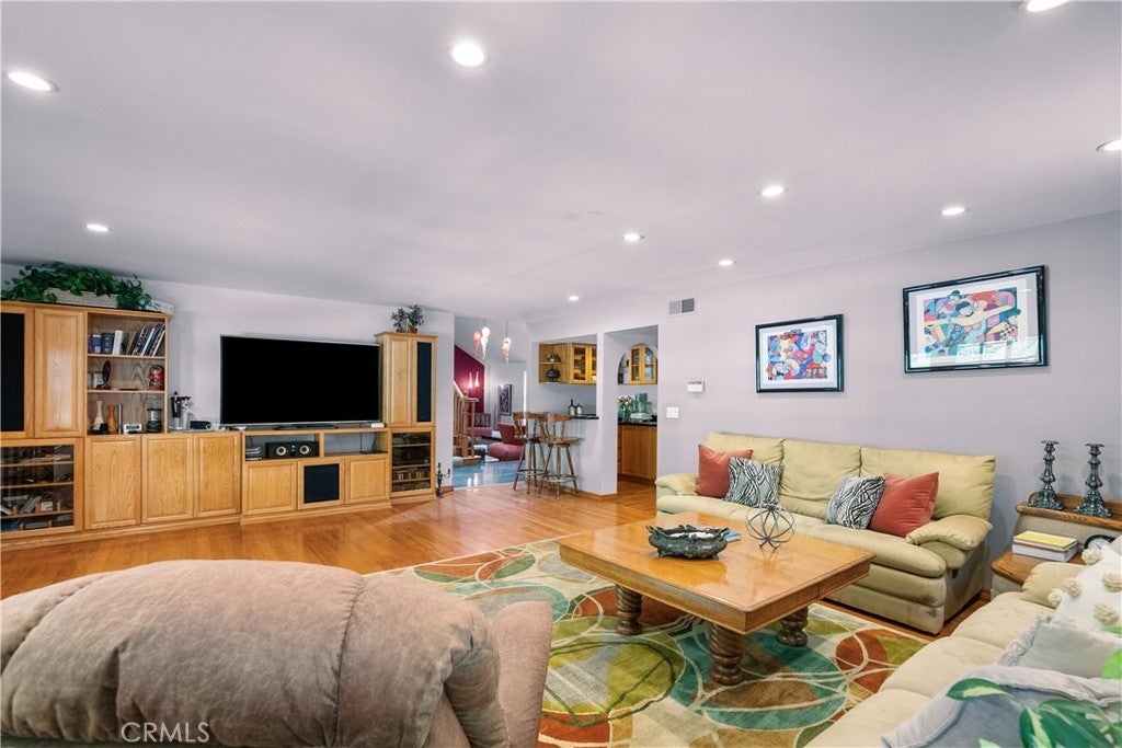 Northridge, California, 91324, United States, 5 Bedrooms Bedrooms, ,4 BathroomsBathrooms,Residential,Active,1952628