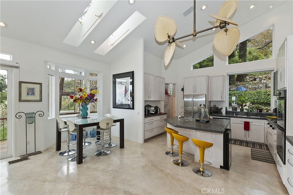 Lake Arrowhead, California, 92352, United States, 2 Bedrooms Bedrooms, ,3 BathroomsBathrooms,Residential,Active,1988419