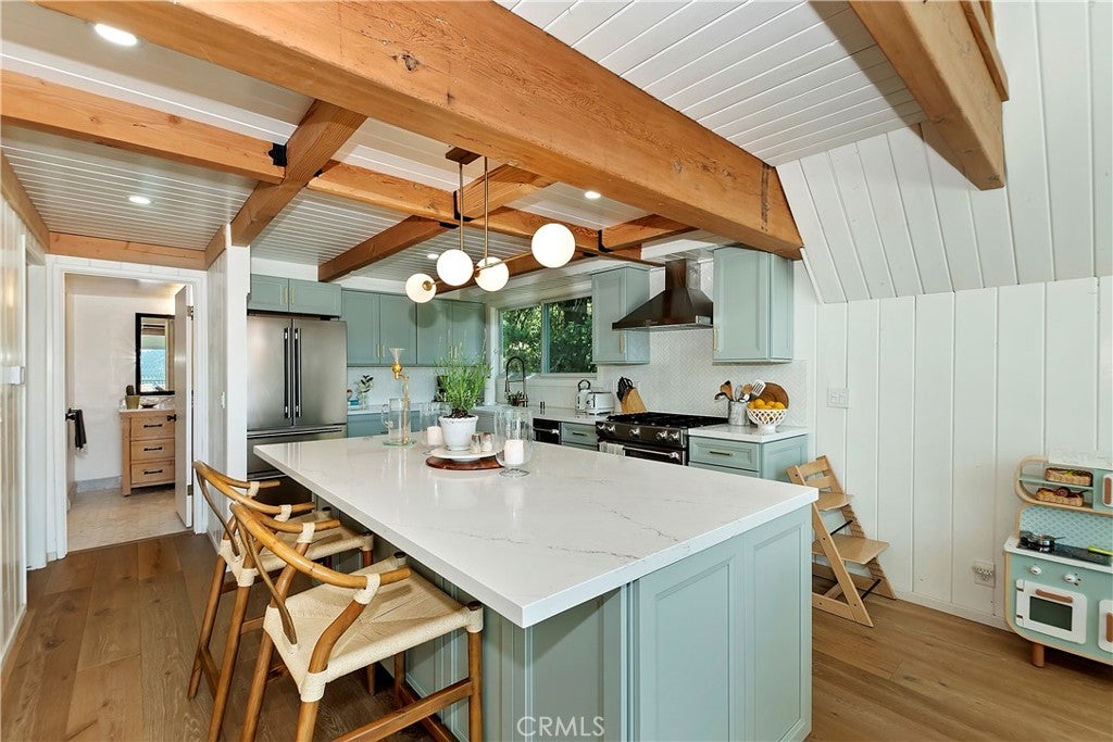 Lake Arrowhead, California, 92352, United States, 4 Bedrooms Bedrooms, ,3 BathroomsBathrooms,Residential,Active,1953250