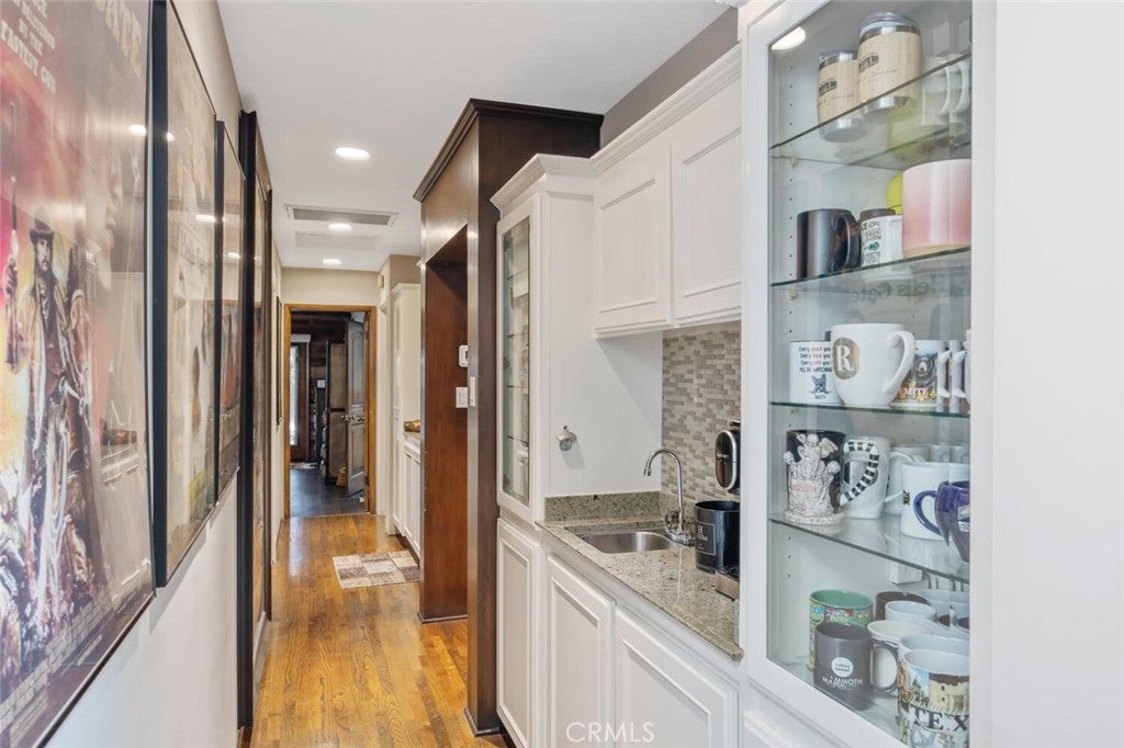 North Hollywood, California, 91602, United States, 4 Bedrooms Bedrooms, ,2 BathroomsBathrooms,Residential,Active,1954309