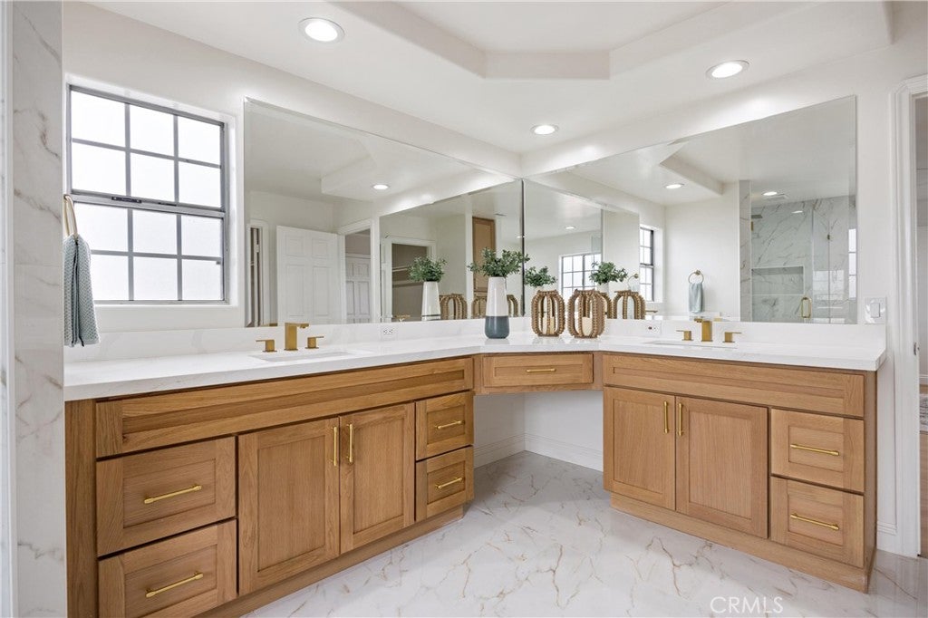 Downey, California, 90242, United States, 7 Bedrooms Bedrooms, ,6 BathroomsBathrooms,Residential,Contingent,1829948