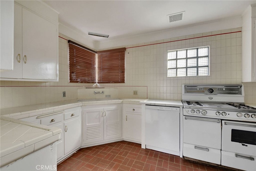 Pasadena, California, 91107, United States, 3 Bedrooms Bedrooms, ,3 BathroomsBathrooms,Residential,Active,1972145