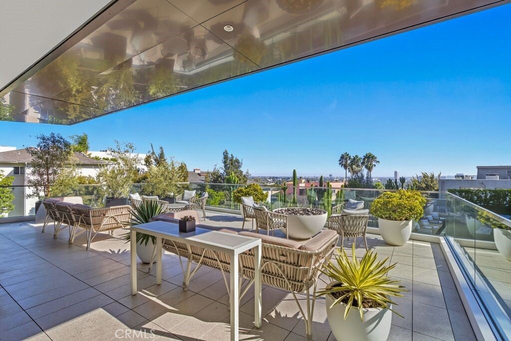 Los Angeles, California, 90069, United States, 2 Bedrooms Bedrooms, ,3 BathroomsBathrooms,Residential,Active,1995278