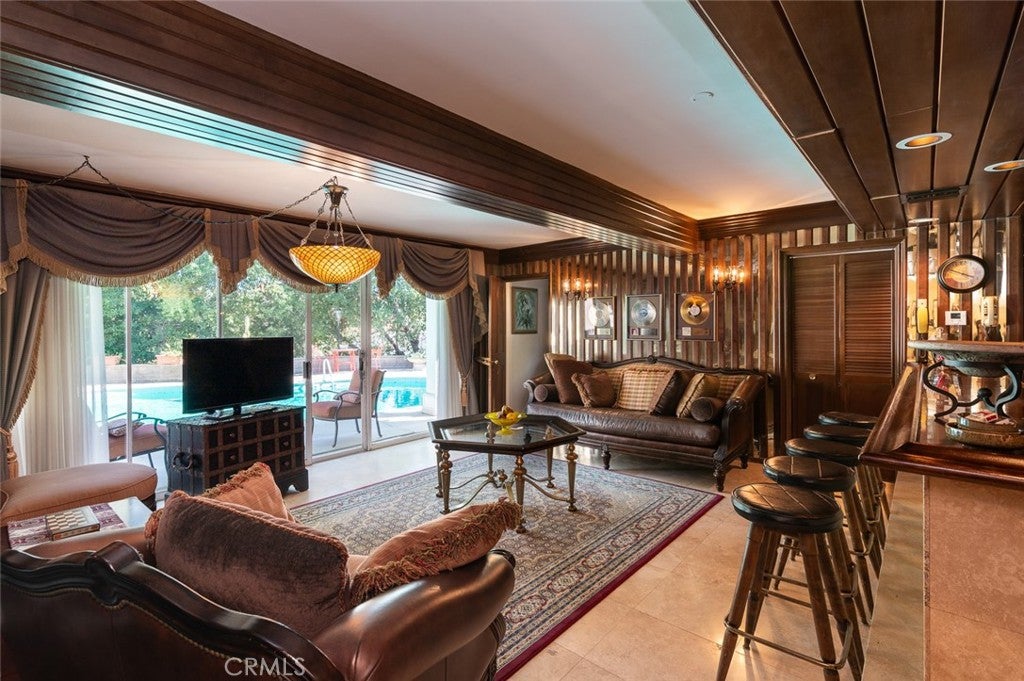 Glendale, California, 91207, United States, 4 Bedrooms Bedrooms, ,4 BathroomsBathrooms,Residential,Active,1945087