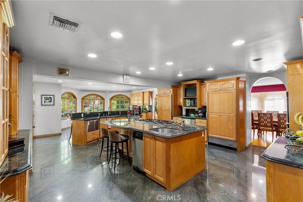 Northridge, California, 91324, United States, 5 Bedrooms Bedrooms, ,4 BathroomsBathrooms,Residential,Active,1952628