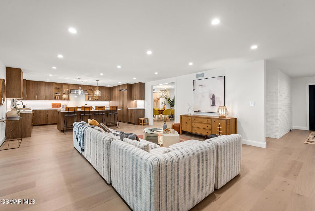 Westlake Village, California, 91361, United States, 4 Bedrooms Bedrooms, ,4 BathroomsBathrooms,Residential,Active,1867926
